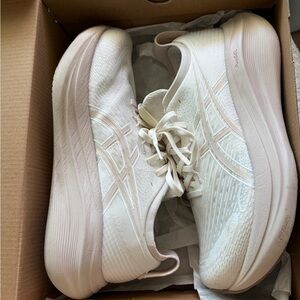 ASICS Gel-Nimbus 27 Cream Running Shoes